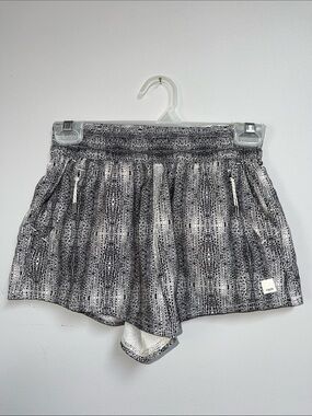 Vuori Dash Shorts Dune Snake